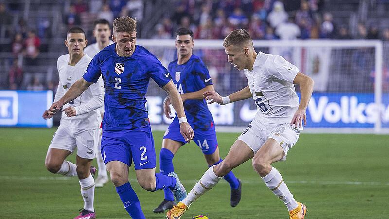 Ende Januar feierte Julian Gressel (li.) gegen Serbien sein Deb&uuml;t f&uuml;r die US-Nationalmannschaft.