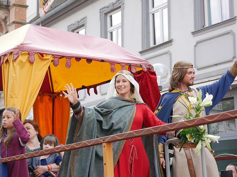 Gr&auml;fin Beatrix (Maxima Ferrari) und Graf Otto von Botenlauben (Alexander Ferrari)