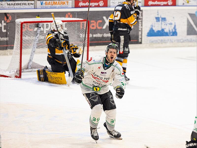 Dennis Swinnen (vorne) und die Alligators haben die Pre-Play-offs zur&uuml;ck nach H&ouml;chstadt geholt. Dem Statement-Sieg am Dienstag soll nun der letzte Schritt folgen.