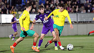 Die Torsch&uuml;tzen im Zweikampf: Vlad Saprykin (rechts) sicherte Don Bosco per Traumtor das 1:1, Paul Krau&szlig;old (Mitte) brachte den FC Eintracht in F&uuml;hrung.