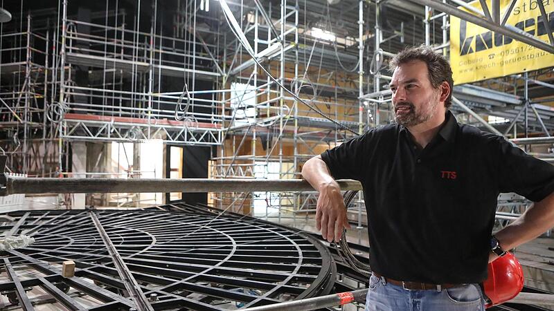 Carsten Krosta und die halbfertige Drehb&uuml;hne im Globe. Sie allein wiegt 4,1 Tonnen, kann mit 39 Tonnen belastet werden und mit maximal 10 Tonnen Belastung noch drehen.