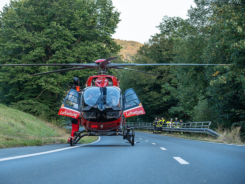 Auto kommt in Gegenverkehr und kollidiert mit Lastwagen: 24-jährige Frau lebensgefährlich verletztSchwerer Unfall Wiesenttal