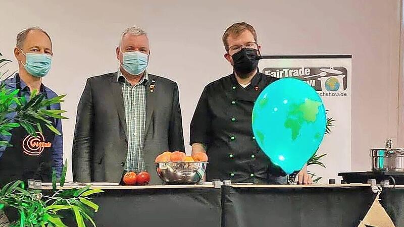 Als Hilfsk&ouml;che Hendrik Meisels (rechts) fungierten B&uuml;rgermeister J&uuml;rgen Hennemann (Mitte) und Eine-Welt-Vereinsvorsitzender Peter Ruppert.