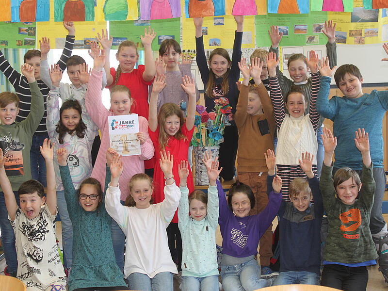 Der 1. Platz im Teamwettbewerb geht an die Klasse 4a der Dr.-Ro&szlig;bach-Grundschule Lichtenfels. Die Sch&uuml;lerinnen und Sch&uuml;ler begeisterten die Jury mit ihrem bunten Blumenstrau&szlig;.