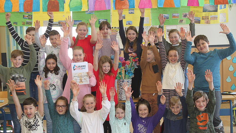 Der 1. Platz im Teamwettbewerb geht an die Klasse 4a der Dr.-Ro&szlig;bach-Grundschule Lichtenfels. Die Sch&uuml;lerinnen und Sch&uuml;ler begeisterten die Jury mit ihrem bunten Blumenstrau&szlig;.