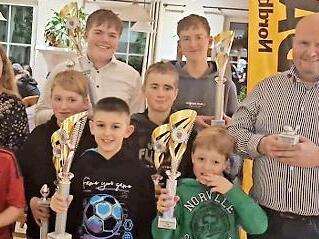 Preise für die erfolgreiche Jugend. Preise für die erfolgreiche Jugend.