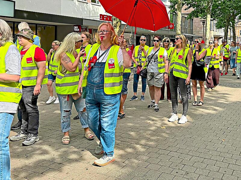 Rund 130 Beschäftigte des Einzel- und Großhandels haben in Erlangen gestreikt. Verdi Mittelfranken Rund 130 Beschäftigte des Einzel- und Großhandels haben in Erlangen gestreikt. Verdi Mittelfranken