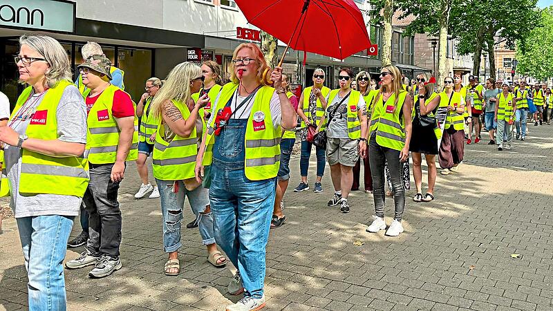 Rund 130 Beschäftigte des Einzel- und Großhandels haben in Erlangen gestreikt. Verdi Mittelfranken Rund 130 Beschäftigte des Einzel- und Großhandels haben in Erlangen gestreikt. Verdi Mittelfranken