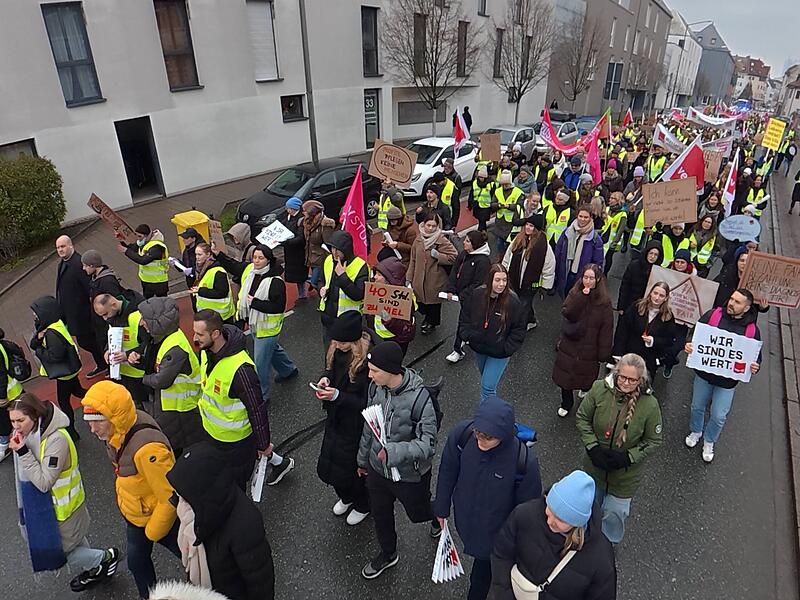 Warnstreik in Mittelfranken: Universit&auml;tsklinikums- und Hochschulmitarbeiter legen ihre Arbeit niederWarnstreik Erlangen