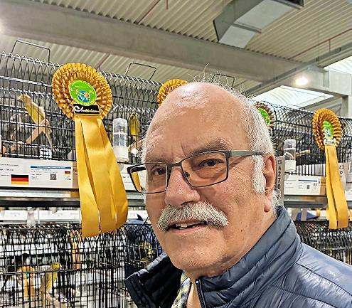 Roland Hehn mit seinen Weltmeister-V&ouml;geln.