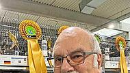 Roland Hehn mit seinen Weltmeister-Vögeln. Roland Hehn mit seinen Weltmeister-Vögeln.
