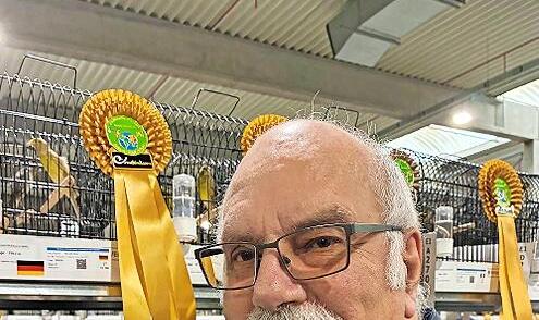 Roland Hehn mit seinen Weltmeister-Vögeln. Roland Hehn mit seinen Weltmeister-Vögeln.
