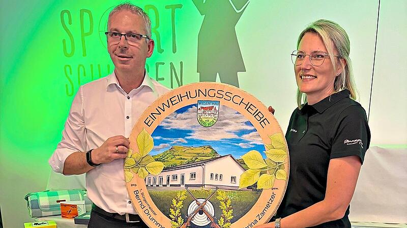 Beim Schützenverein Andreas Hofer in Wiesenthau fand auch die Preisverteilung statt mit Preisen wie Einzelpokalen, Sachpreisen, Meister-, Glück-, Fest- und Jubiläumsscheibe als Highlight. Letztere gewann Sabrina Zametzer (r.), überreicht von Bürge... Beim Schützenverein Andreas Hofer in Wiesenthau fand auch die Preisverteilung statt mit Preisen wie Einzelpokalen, Sachpreisen, Meister-, Glück-, Fest- und Jubiläumsscheibe als Highlight. Letztere gewann Sabrina Zametzer (r.), überreicht von Bürge...