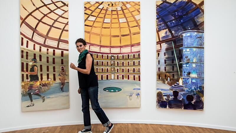Verena Landau vor ihrem dreiteiligen Gem&auml;lde &bdquo;Koepelgevangenis&ldquo;, das sie eigens f&uuml;r die Ausstellung im Kunstverein Coburg geschaffen hat.