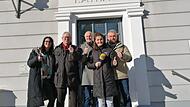 Daumen hoch für den Fasching in Höchstadt (v. l.): Olga Romaker (Stadt Höchstadt), Günter Schulz (Zweiter Bürgermeister), Gerald Brehm (Bürgermeister),, Marion „Die Schiederin“ Schieder (Antenne Bayern) und Lorenz Niklas (Lions-Club Aischgrund) si...