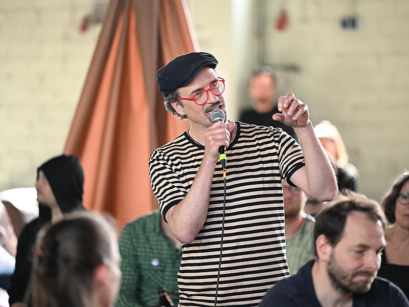 David Saam beim Runden Tisch unter dem Dach des Bamberger Kontakt-Festival