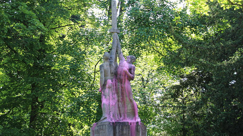 Das Ehrenmal des CC befindet sich im Coburger Hofgarten und ist in der Vergangenheit fast schon regelm&auml;&szlig;ig das Ziel von CC-Gegnern geworden.