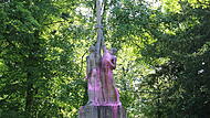Das Ehrenmal des CC befindet sich im Coburger Hofgarten und ist in der Vergangenheit fast schon regelmäßig das Ziel von CC-Gegnern geworden.