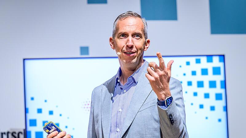 Rainer Brehm (Siemens) bei seinem Vortrag in Erlangen.
