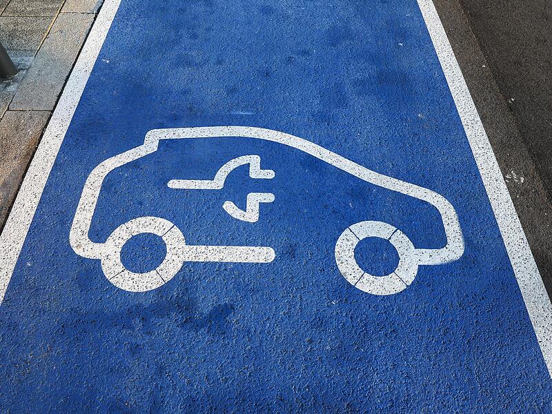 Blaue Parkflächen sind vor Ladesäulen für Elektroautos des Betreibers EnBW am Flughafen Leipzig/Halle markiert. Blaue Parkflächen sind vor Ladesäulen für Elektroautos des Betreibers EnBW am Flughafen Leipzig/Halle markiert.
