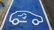 Blaue Parkfl&auml;chen sind vor Lades&auml;ulen f&uuml;r Elektroautos des Betreibers EnBW am Flughafen Leipzig/Halle markiert.