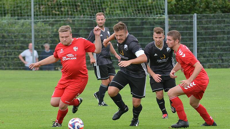 Wo der FC Eibstadt (rote Trikots) nach seinem Aufstieg nun ist, will der SV Ramsthal um Matthias Mock (vorne) nach dem Abstieg schnell wieder hin &ndash; in die Kreisliga Rh&ouml;n n&auml;mlich. Das Testspiel gewannen die Rh&ouml;n-Grabfelder mit 5:2.