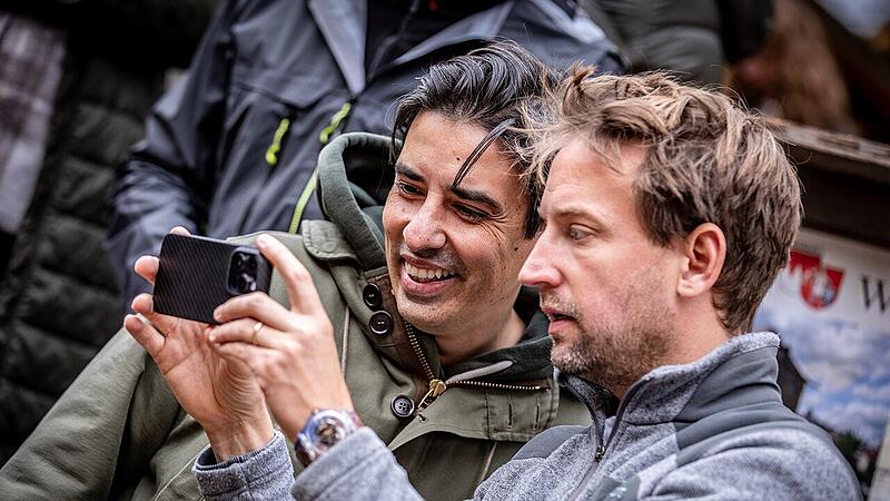 Grafik-Direktor Eugen Gritschneder und Regisseur Alexander Costea bei den Dreharbeiten des Bamberg-Krimis "Behringer und die Toten" f&uuml;r RTL.