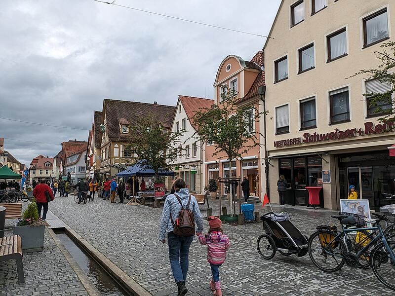 Wetter hätte besser sein können: Zwischendurch regnete es immer wieder, Leute kamen aber trotzdem zum Earth Day.Earth Day Forchheim Wetter hätte besser sein können: Zwischendurch regnete es immer wieder, Leute kamen aber trotzdem zum Earth Day.Earth Day Forchheim