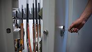 Drohungen, auf seine Frau zu schießen, kosteten einen Jäger aus dem Landkreis Kitzingen die Lizenz. Drohungen, auf seine Frau zu schießen, kosteten einen Jäger aus dem Landkreis Kitzingen die Lizenz.