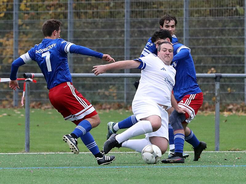 Kämpfen, treffen, siegen: Marcel Kutzelmann (Mitte) und sein TSV Burgebrach haben ihre Chancen auf den Landesliga-Verbleib binnen zwei Wochen deutlich erhöht.