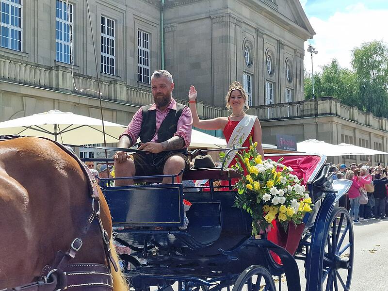 Rosenk&ouml;nigin Dana R&uuml;ttger lacht fr&ouml;hlich in die Kamera.