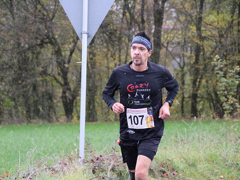 Trotz nasskaltem Herbstwetter lie&szlig;en sich die Sportler den Spa&szlig;  beim 38. Frankenwaldlauf der LG Ludwigschorgast nicht vermiesen.