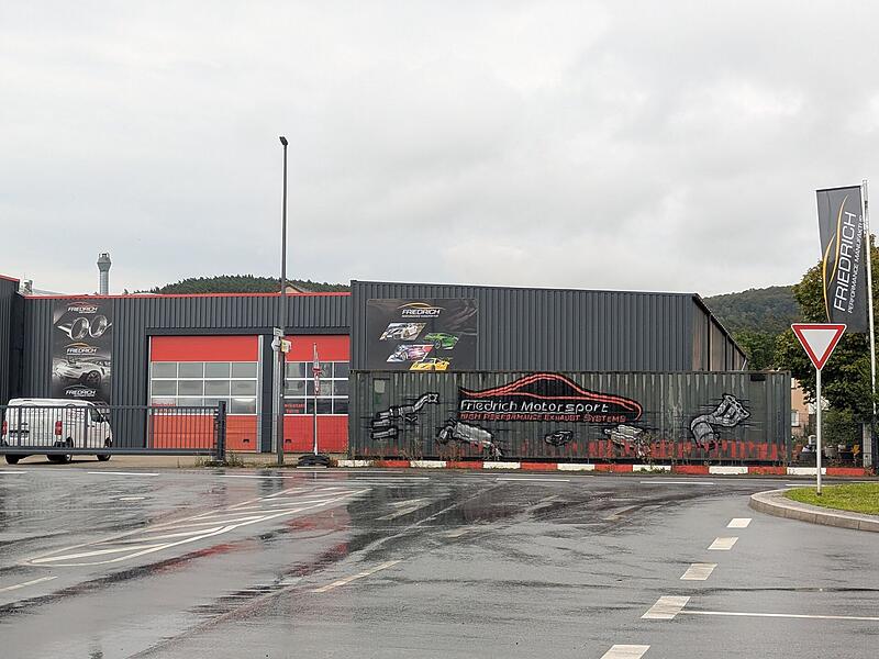 Friedrich Motorsport Lichtenfels Betriebsgelände Das Firmengelände von Friedrich Motorsport liegt am Rand von Lichtenfels.