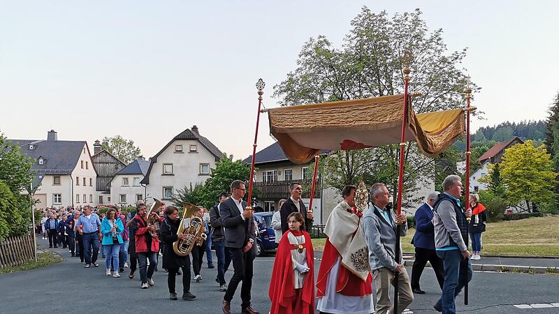 Die Wallfahrer aus Pretzfeld werden von Musikanten begleitet.Forchheim & Fränkische Schweiz