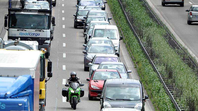 Mit dem Motorrad mitten durch, das ist bei der Hitze verlockend &ndash; aber verboten.