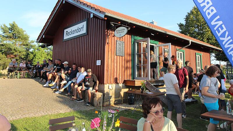 Im alten Bahnhof in Reckendorf ist neues Leben eingekehrt: Das Bräustübla ist offiziell eröffnet.