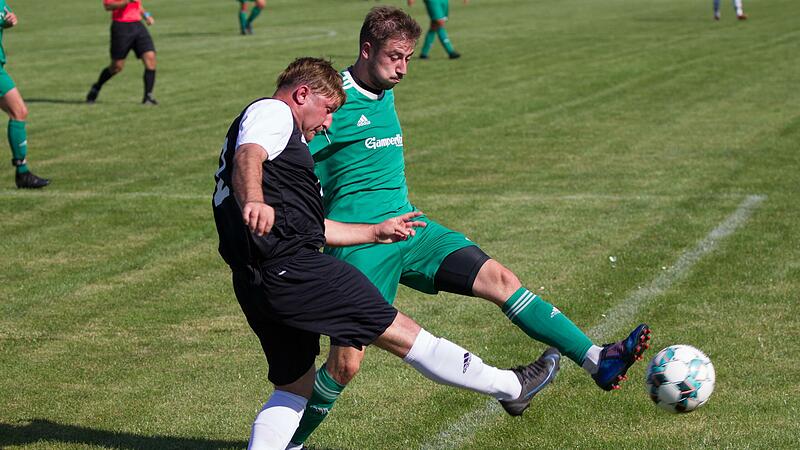 Die Offensive ist das Prunkst&uuml;ck des SV Neuses. Maximilian Schedel (gr&uuml;nes Trikot) ist mit 15 Treffern der zweitbeste Torj&auml;ger der &bdquo;Fl&ouml;&szlig;er&ldquo; hinter Silus Bauer (22). Der SSV Unter-/Oberlangenstadter  um  Demir Cali hat hingegen vieles an Torgefahr eingeb&uuml;&szlig;t.