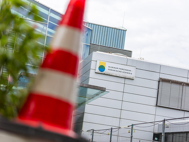 Klinikum ForchheimForchheim & Fränkische Schweiz Das Klinikum Forchheim schreibt rote Zahlen. Diese Nachricht ist nicht neu, wohl aber die Höhe und die Auswirkungen, die das auf Stadt und Landkreis Forchheim hat. Woher die Verluste rühren und wie es weitergeht.
