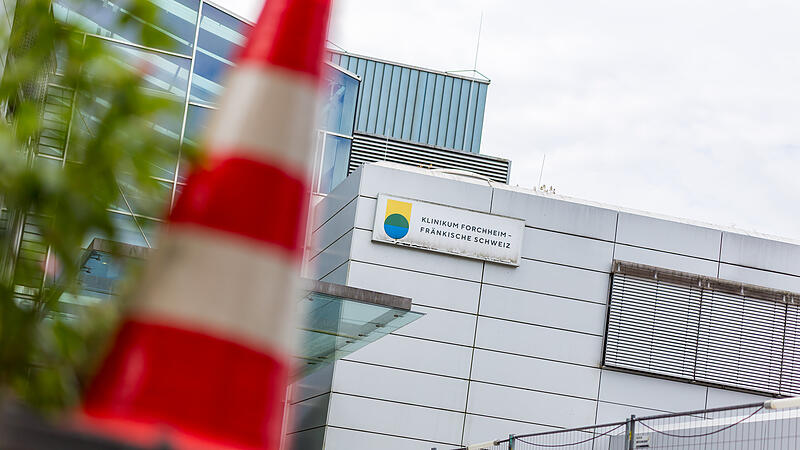 Das Klinikum Forchheim schreibt rote Zahlen. Diese Nachricht ist nicht neu, wohl aber die H&ouml;he und die Auswirkungen, die das auf Stadt und Landkreis Forchheim hat. Woher die Verluste r&uuml;hren und wie es weitergeht.
