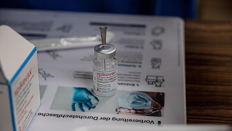 Eine Ampulle mit Impfstoff von Moderna steht auf einem Tisch im Impfzentrum Lichtenfels. Dort wird man demn&auml;chst deutlich weniger zu tun haben.