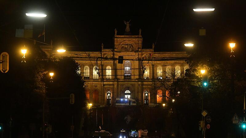In staatlichen Gebäuden, hier das Maximilianeum in München, sollen Außenbeleuchtungen ausgeschaltet, Heizungen optimiert und das Warmwasser in sanitären Anlagen abgestellt werden. Für Kommunen gibt es lediglich eine Empfehlung. In staatlichen Gebäuden, hier das Maximilianeum in München, sollen Außenbeleuchtungen ausgeschaltet, Heizungen optimiert und das Warmwasser in sanitären Anlagen abgestellt werden. Für Kommunen gibt es lediglich eine Empfehlung.