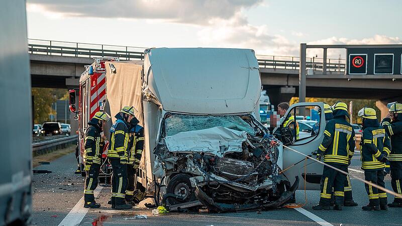 Kleinlaster kracht auf A3 bei Erlangen in Lkw Kleinlaster kracht auf A3 bei Erlangen in Lkw