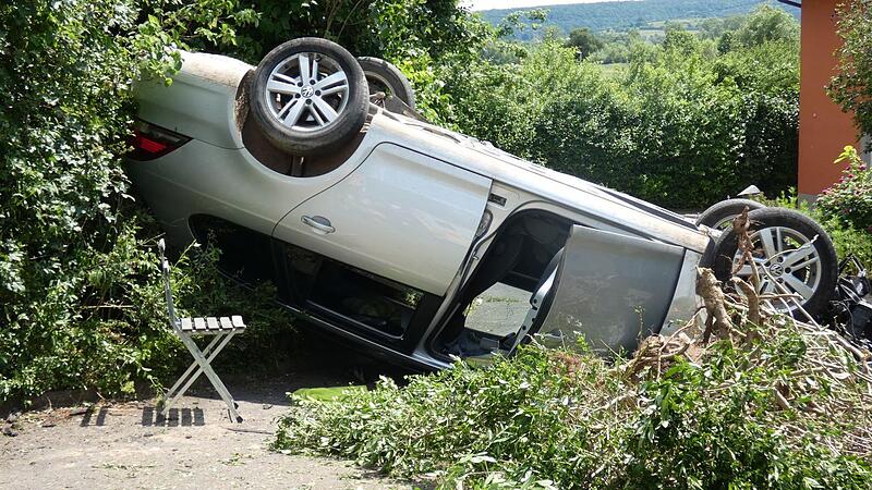 In einer Grundstückseinfahrt landete der VW Golf am Mittwochnachmittag auf dem Dach. Die Fahrerin blieb augenscheinlich unverletzt.