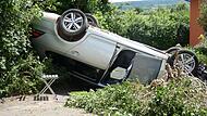 In einer Grundstückseinfahrt landete der VW Golf am Mittwochnachmittag auf dem Dach. Die Fahrerin blieb augenscheinlich unverletzt.