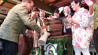 Bürgermeisterin Angela Hofmann (2. v. l.) hat das erste Fass Schützenbier angezapft. Geschäftsführer Christian Höfner (l.) von der Gampertbräu füllt die erste Maß für die Gäste.