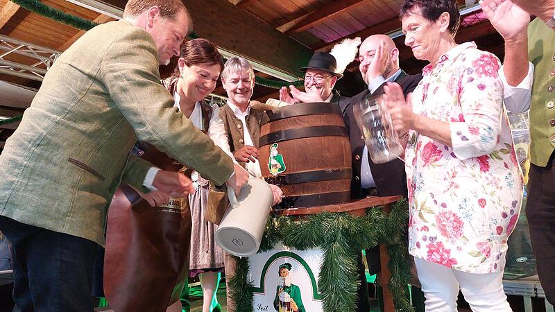 B&uuml;rgermeisterin Angela Hofmann (2. v. l.) hat das erste Fass Sch&uuml;tzenbier angezapft. Gesch&auml;ftsf&uuml;hrer Christian H&ouml;fner (l.) von der Gampertbr&auml;u f&uuml;llt die erste Ma&szlig; f&uuml;r die G&auml;ste.