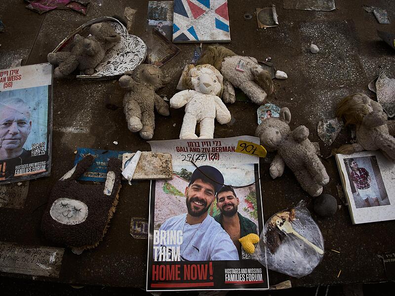 Fotos der Zwillingsbrüder Gali und Ziv Berman (Mitte), die seit dem Hamas-Angriff auf Israel am 7. Oktober 2023 im Gazastreifen als Geiseln gehalten werden, sind an einer Gedenkstätte zu sehen.