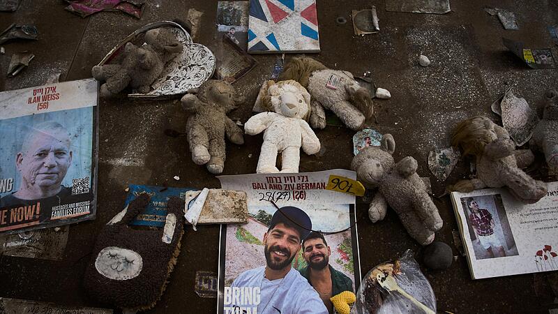 Fotos der Zwillingsbrüder Gali und Ziv Berman (Mitte), die seit dem Hamas-Angriff auf Israel am 7. Oktober 2023 im Gazastreifen als Geiseln gehalten werden, sind an einer Gedenkstätte zu sehen.