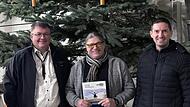 Beim Weihnachtskonzert des MGV Frankonia Gr&auml;fenberg wurde ein Spendenbetrag in H&ouml;he von 2200 Euro gesammelt (v.&nbsp;l.): Rainer Pink (Vorsitzender MGV Frankonia), Christian H&uuml;bner (Vorsitzender Verein &bdquo;Mit Euch&ldquo;) und Ralf Kunzmann (B&uuml;rgermeister von ...