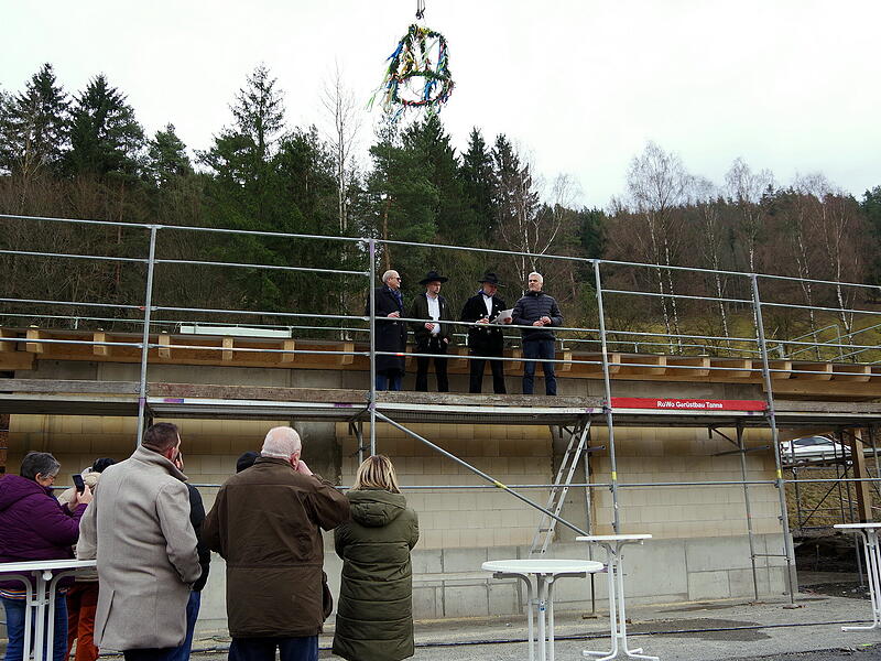 Stadtrat Ludwigsstadt Januar 2026 Im Dezember wurde der Rohbau des neuen Ludwigsstadter Freibads mit dem Richtspruch gefeiert. Der Neubau ist einer der Investitionsschwerpunkte im Haushalt 2026 der Stadt.